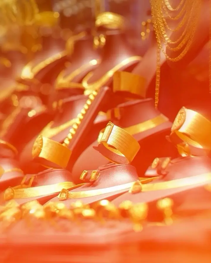 Goldarmreife und Schmuck in einem Schaufenster
