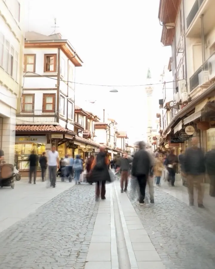 Eine historische Basargasse mit Juweliergeschäften in Konya