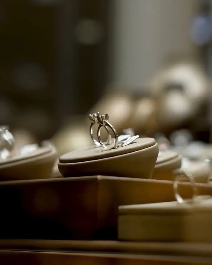 Ringe im Schaufenster eines Juweliers